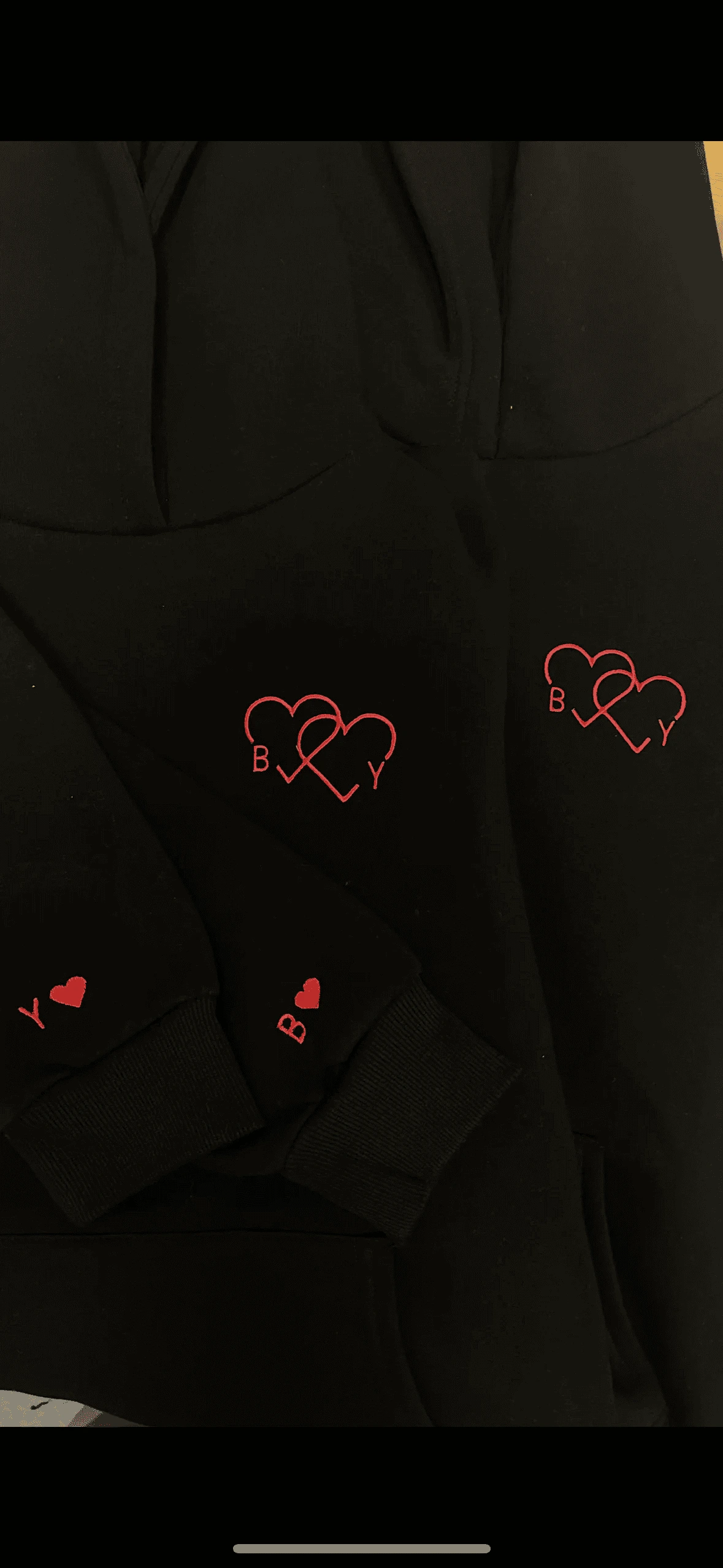Broderie en fil clair sur un vêtement textile sombre