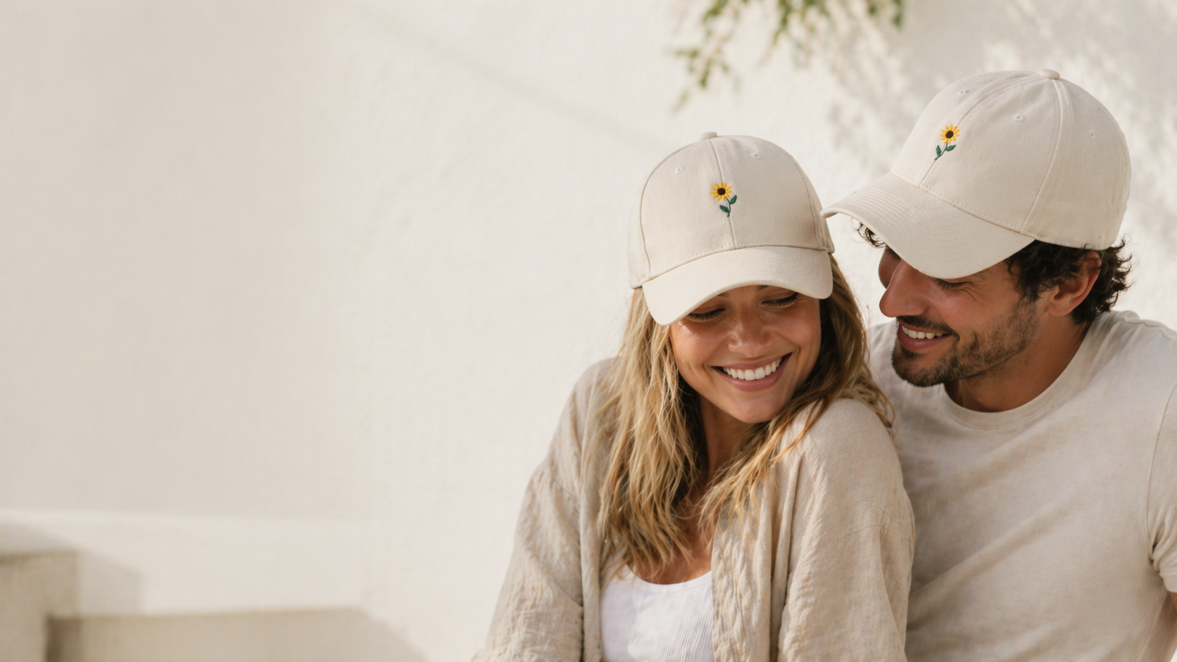 Duo d'amis portant des casquettes brodées personnalisées en coton bio