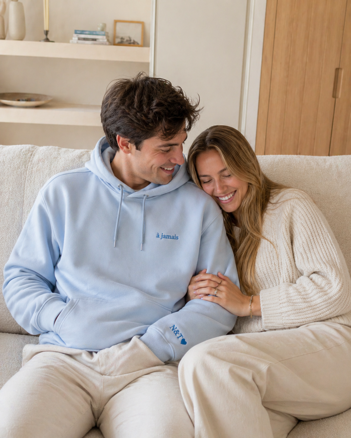 Détail d'une broderie discrète sur le cœur d'un sweat personnalisé