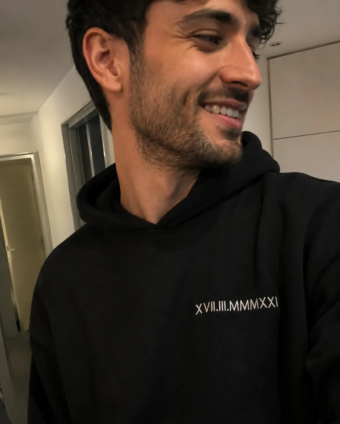 Détail brodé sur la manche d’un sweat personnalisé