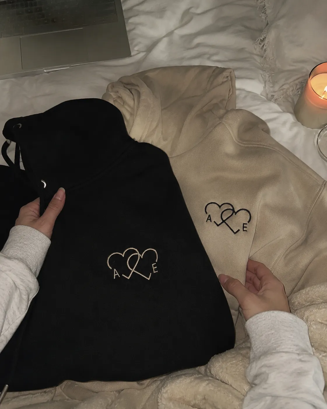 Cliente découvrant son sweat personnalisé brodé