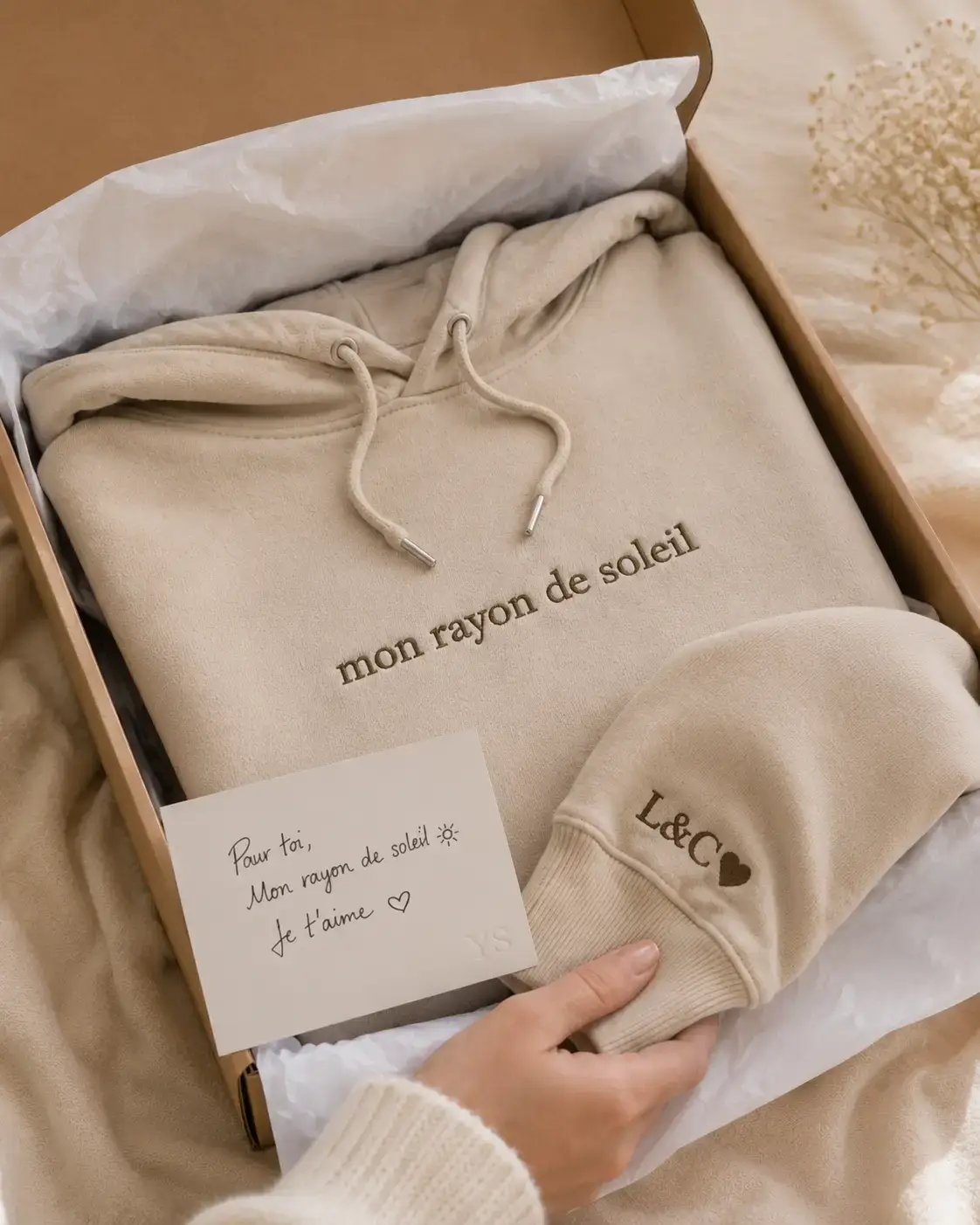 Sweat brodé personnalisé présenté comme idée cadeau
