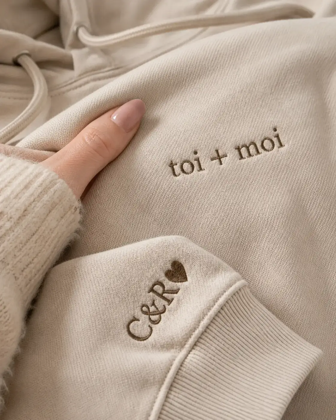 Détail lifestyle d’un sweat brodé personnalisé