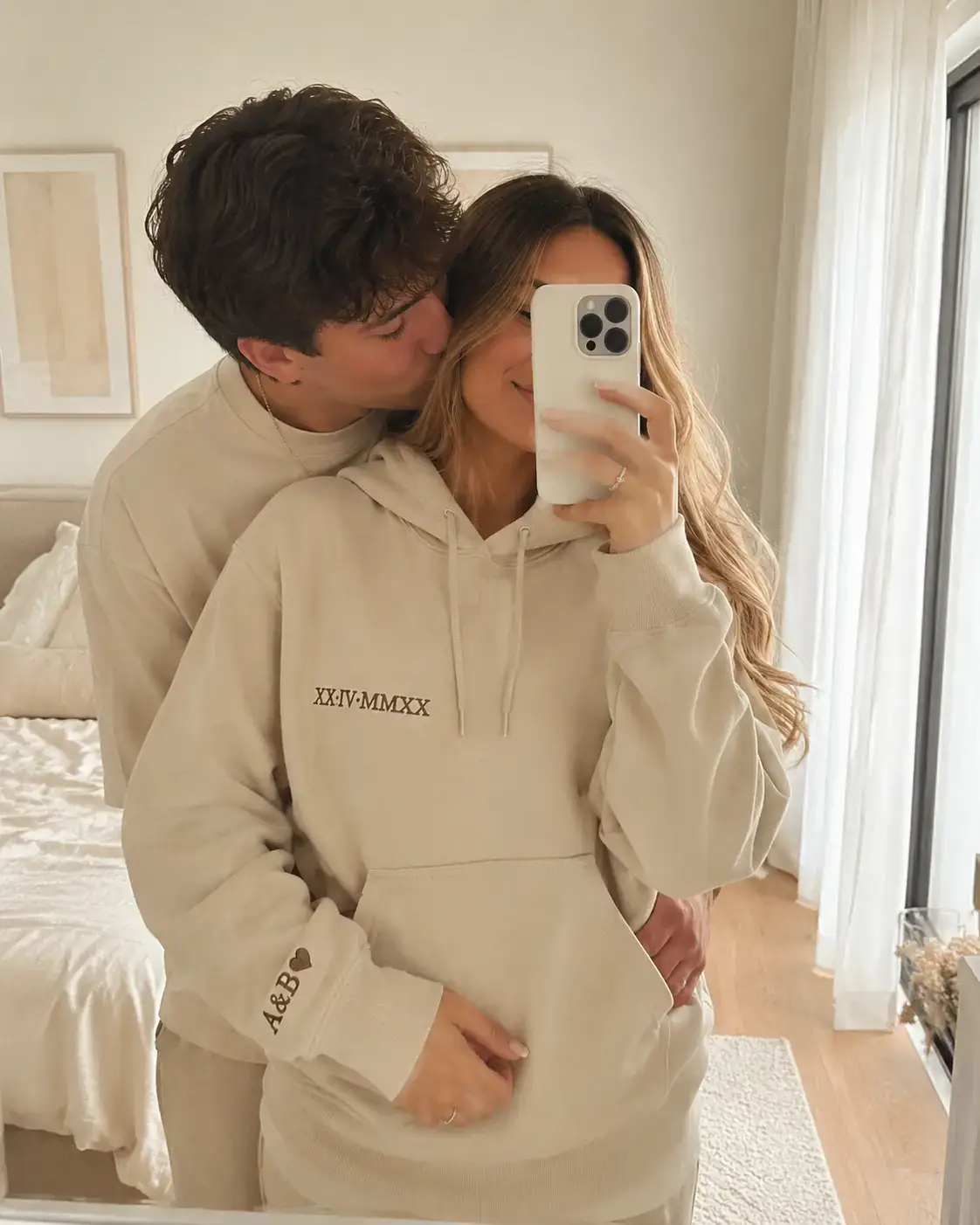 Sweat personnalisé brodé porté en situation lifestyle