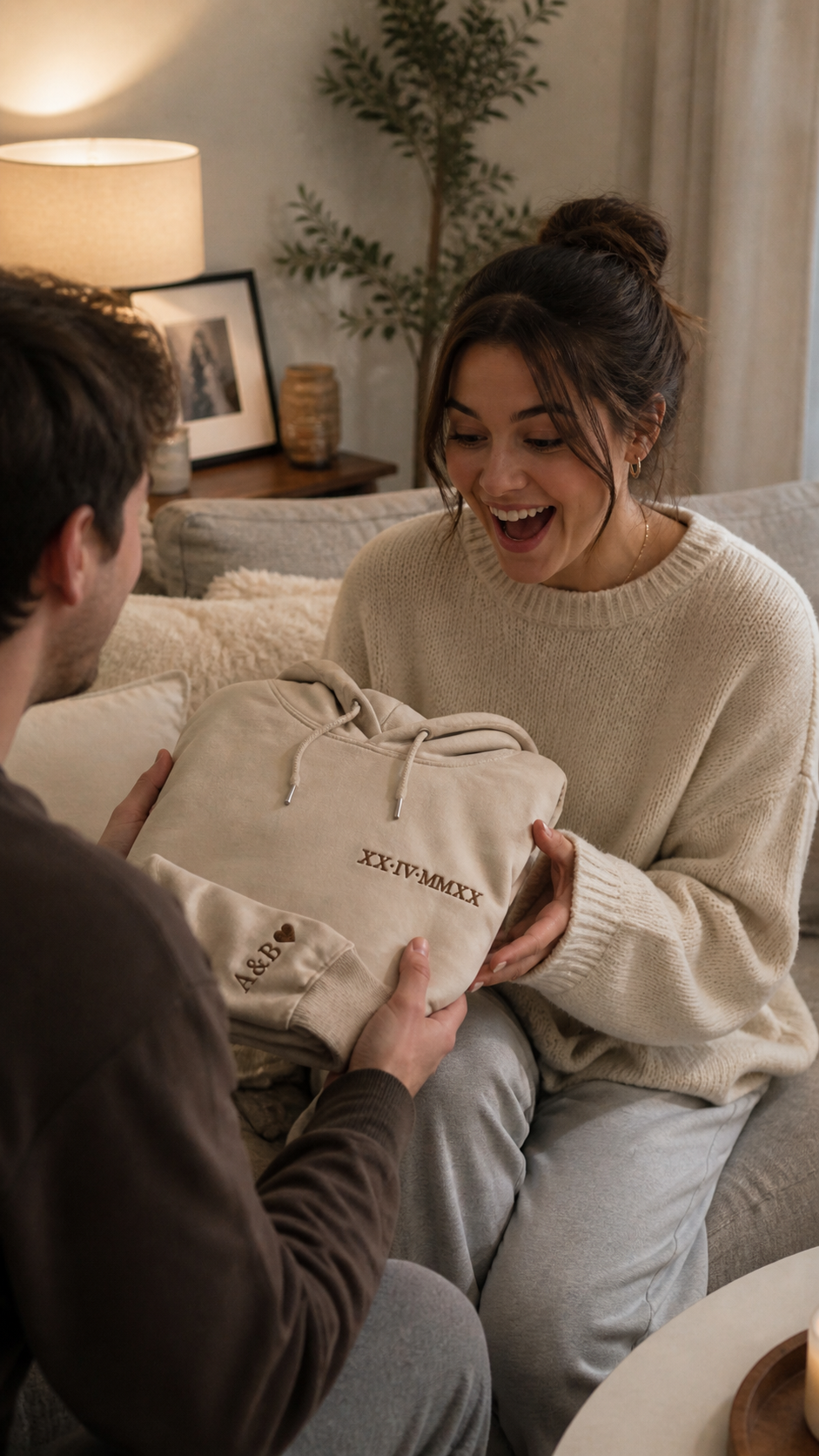 Sweats personnalisés brodés portés en situation lifestyle