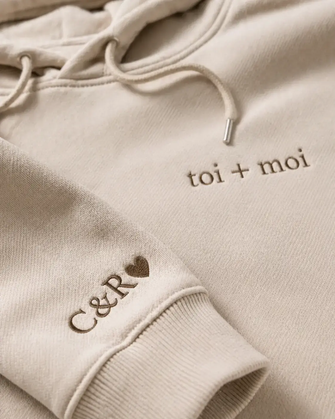Sweat brodé personnalisé porté par un client